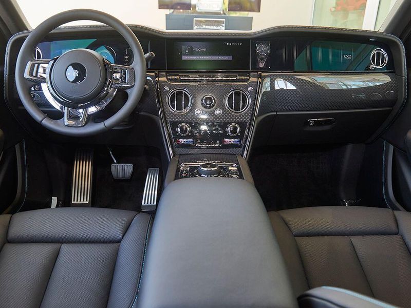 New 2027 Rolls-Royce Cullinan Black BadgeImage 4