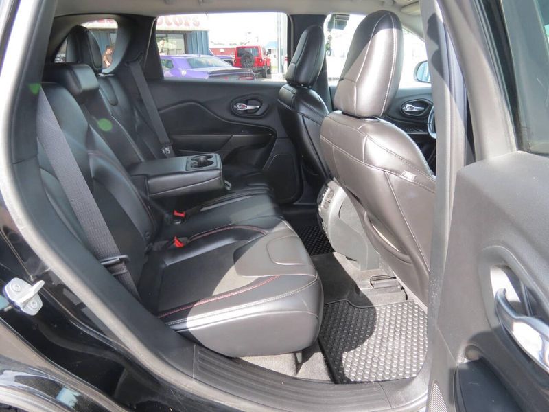 Used 2019 Jeep Cherokee Trailhawk 4x4 4dr SUVImage 9
