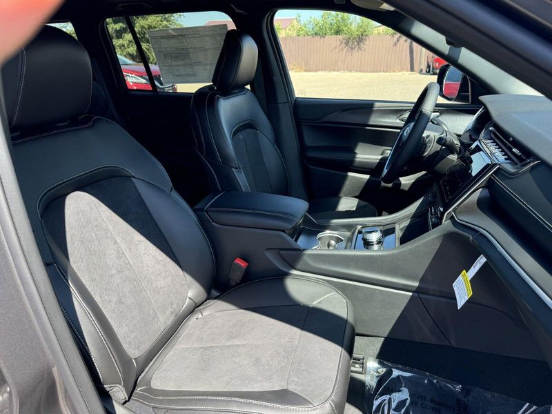2024 Jeep Grand Cherokee Altitude XImage 31
