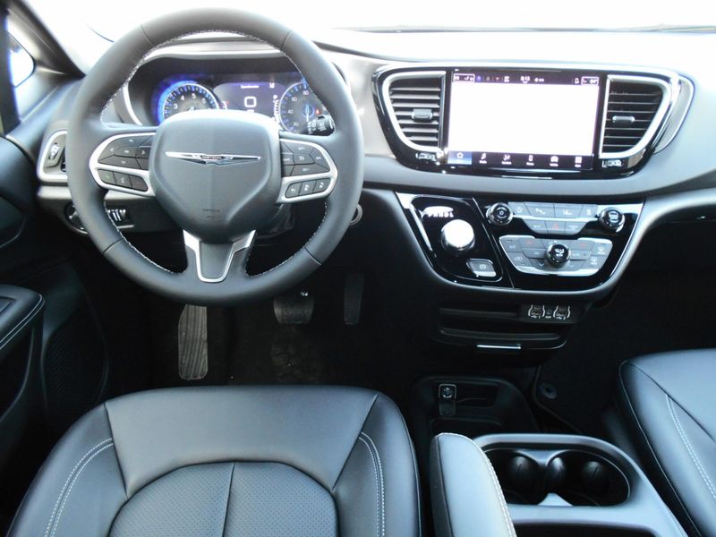 2025 Chrysler Voyager LxImage 4