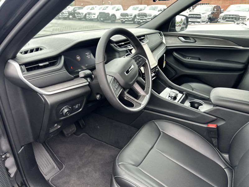 New 2025 Jeep Grand Cherokee L Limited 4x4Image 21