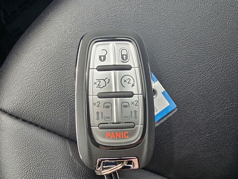 2025 Chrysler Pacifica SelectImage 25
