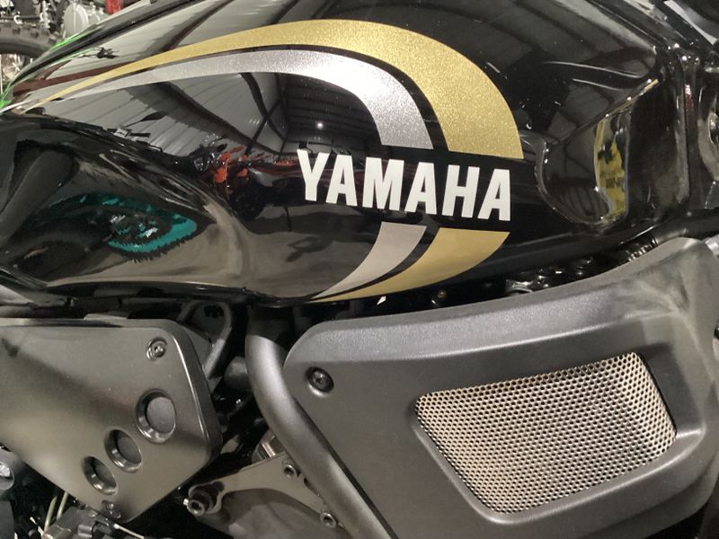2023 Yamaha XSR700 RAVENImage 5