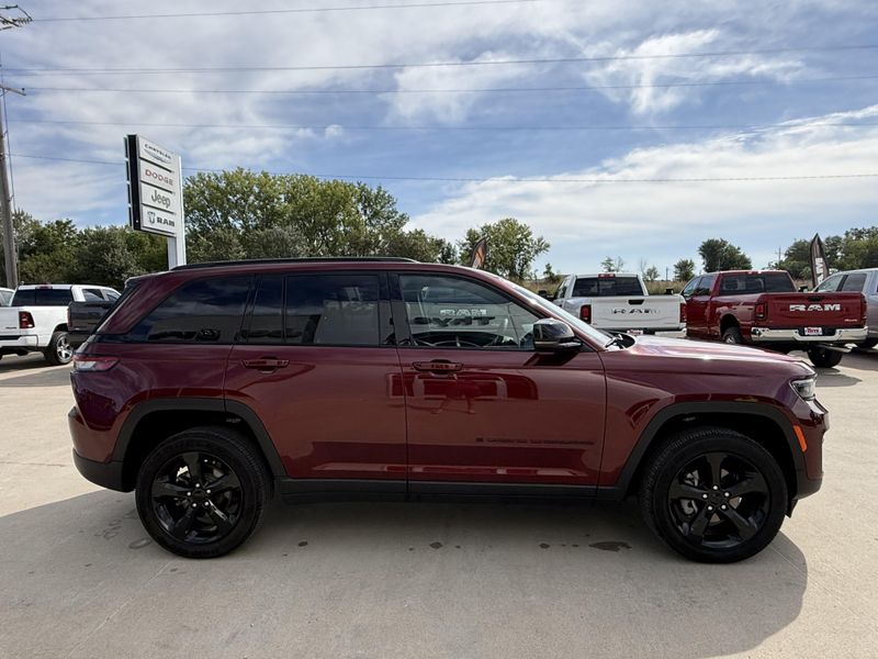 Used 2025 Jeep Grand Cherokee AltitudeImage 35