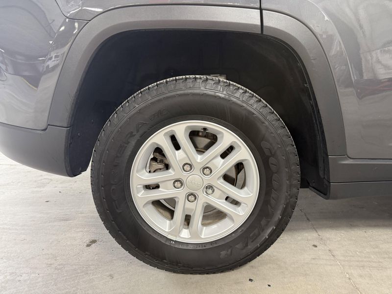 Used 2023 Jeep Grand Cherokee LaredoImage 7