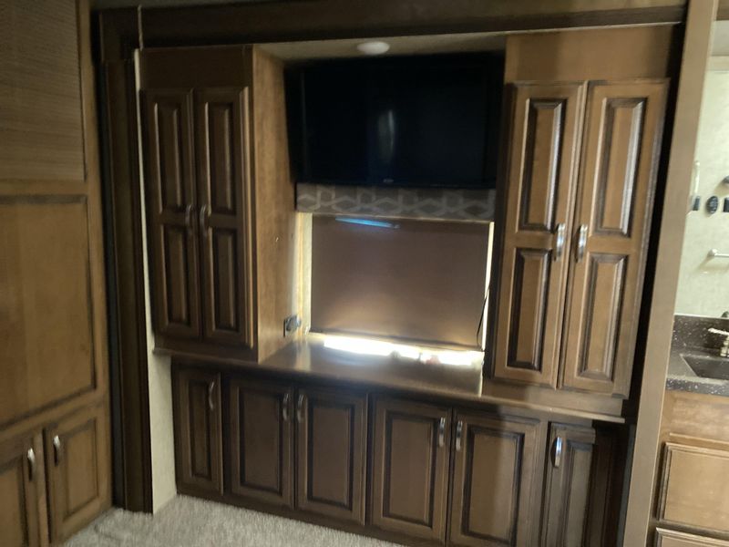 Used 2018 FOREST RIVER CEDAR CREEK 38 FLX Image 28