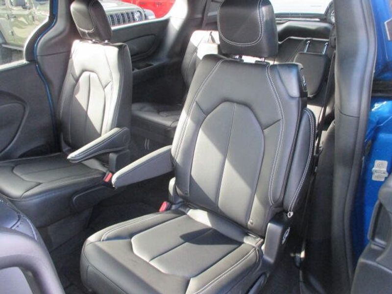 New 2026 Chrysler Pacifica SelectImage 21