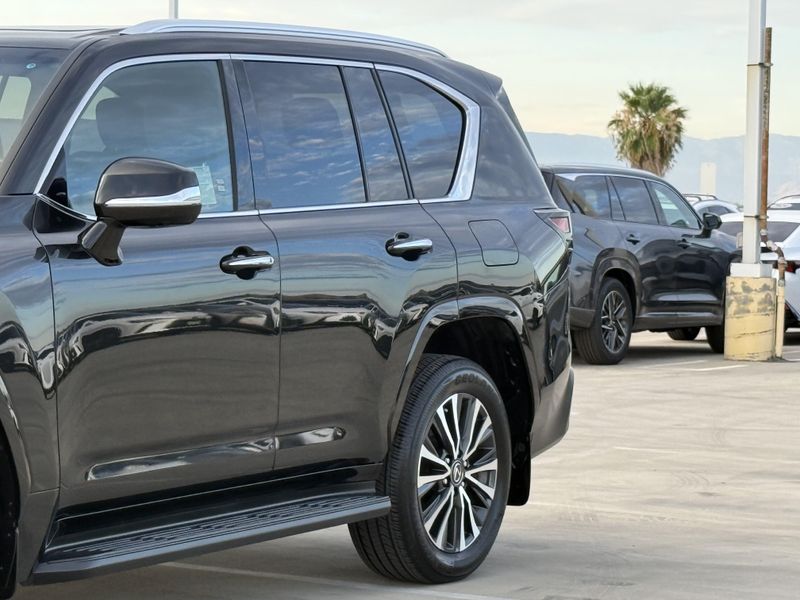 Used 2024 Lexus LX 600 PremiumImage 9