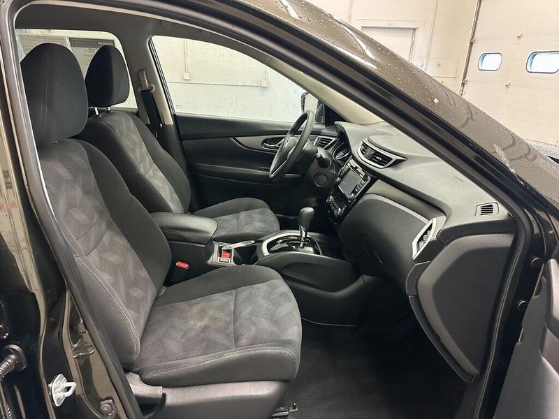 2016 Nissan Rogue SVImage 29