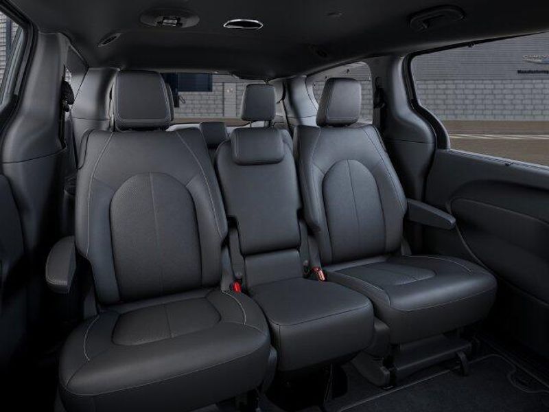 New 2027 Chrysler Pacifica SelectImage 15