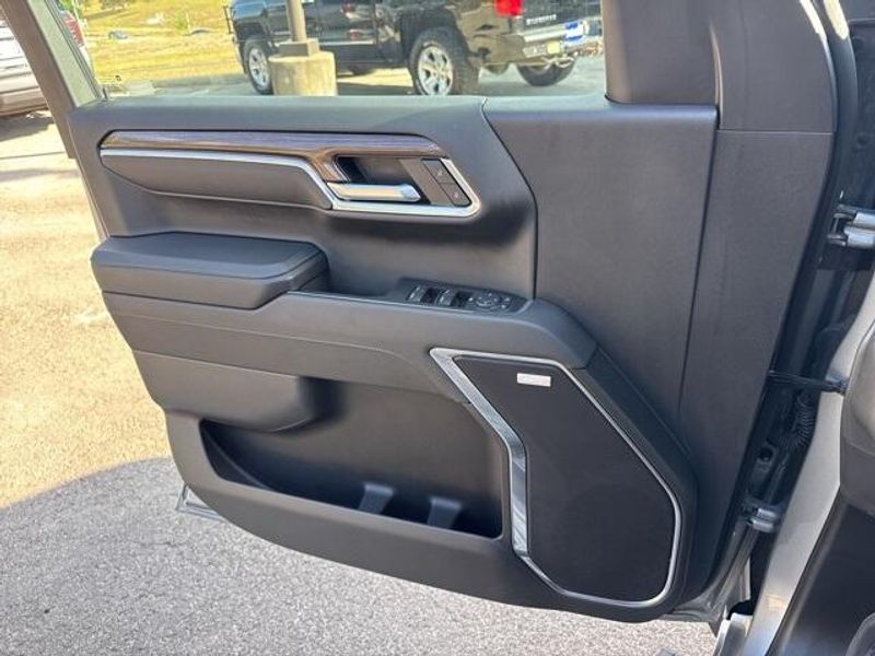 2024 Chevrolet Silverado 1500 RST photo 18