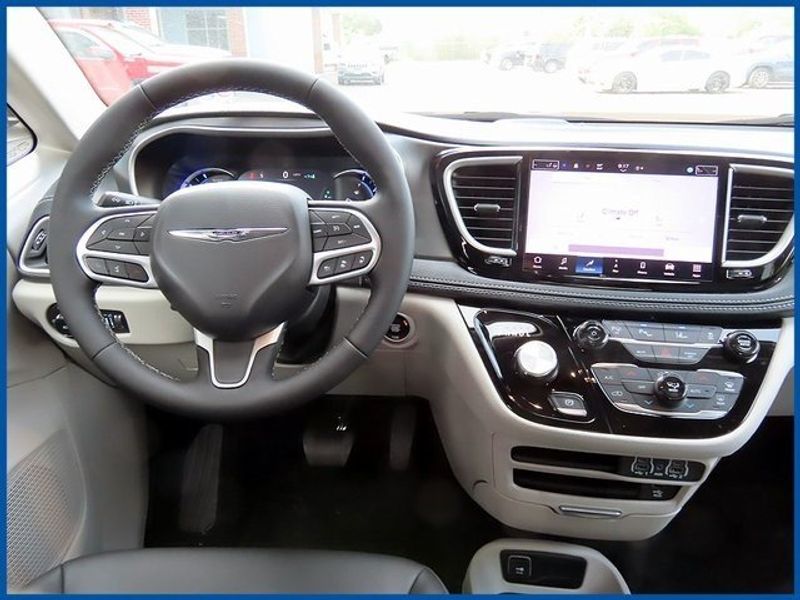 2023 Chrysler Pacifica Hybrid Touring LImage 12