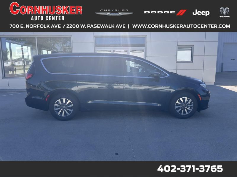 2025 Chrysler Pacifica Hybrid SelectImage 1