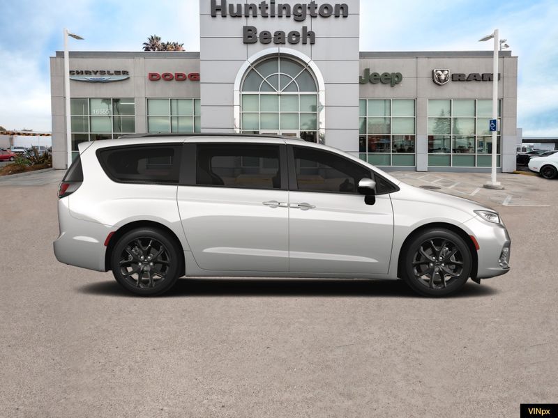 2023 Chrysler Pacifica Limited AWDImage 9