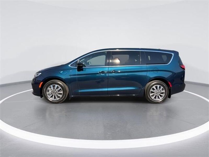 2025 Chrysler Pacifica Plug-in Hybrid SelectImage 5