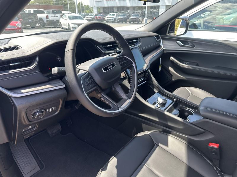 New 2025 Jeep Grand Cherokee L Limited 4x4Image 25