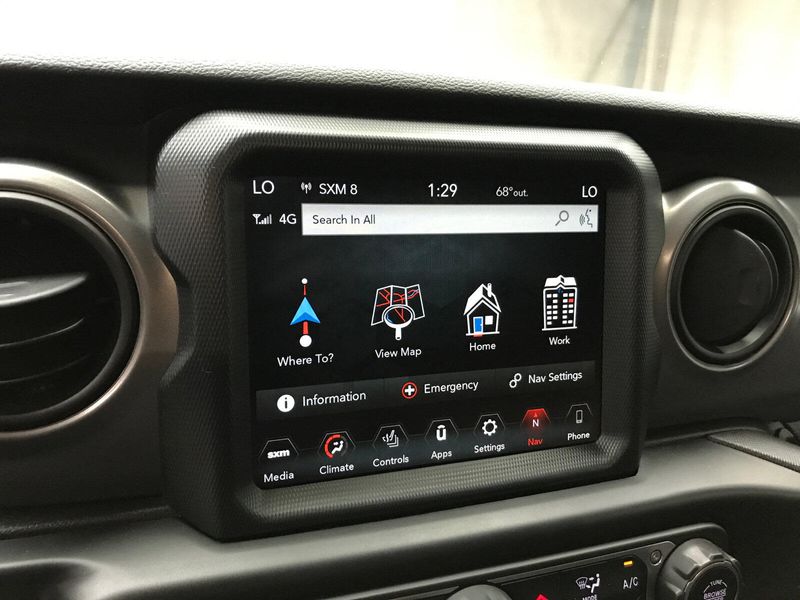 2021 Jeep Gladiator Willys photo 9