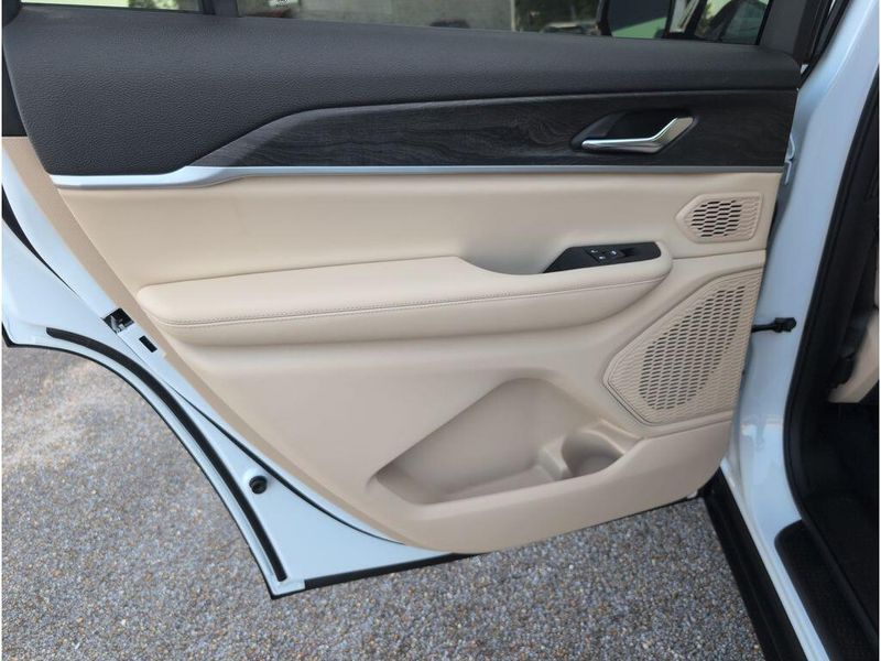 New 2026 Jeep Grand Cherokee L Limited 4x4Image 33