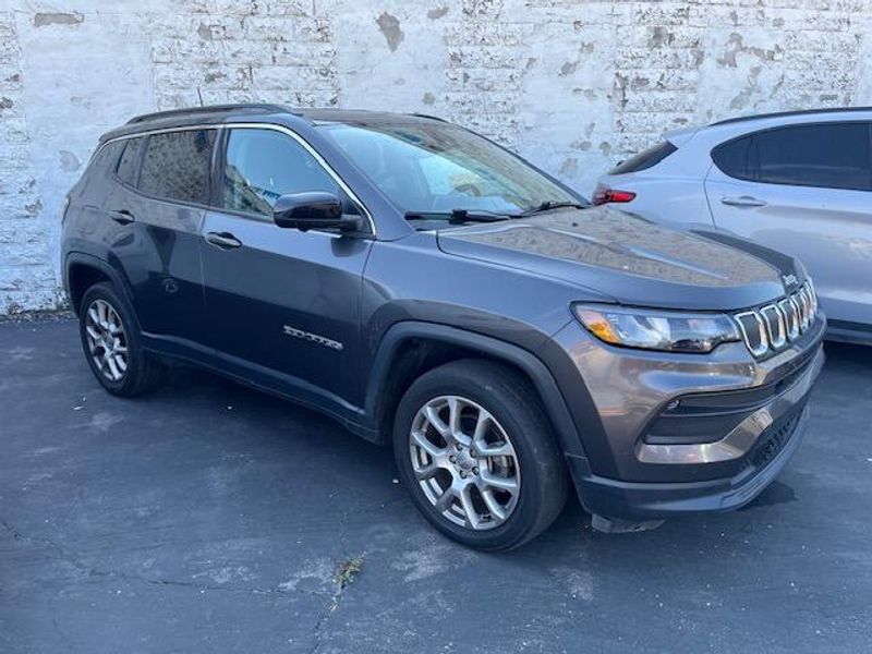 Used 2022 Jeep Compass Image 2