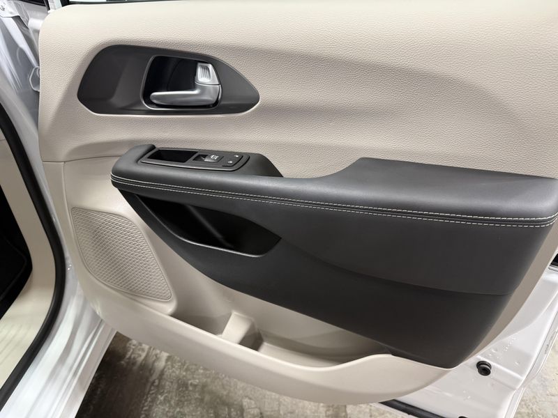 Used 2024 Chrysler Pacifica Touring LImage 9