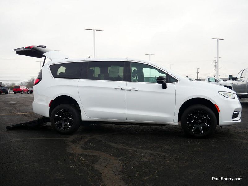 Used 2024 Chrysler Pacifica Touring