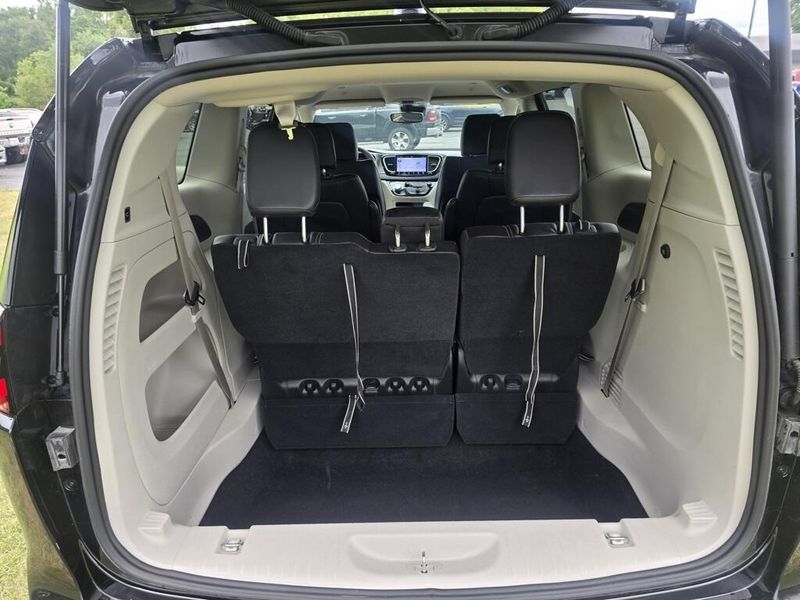 2023 Chrysler Pacifica Touring L photo 11