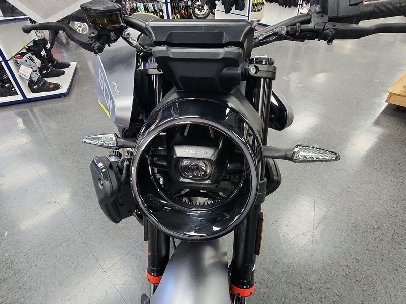 New 2025 Husqvarna VITPILEN 801 Image 18