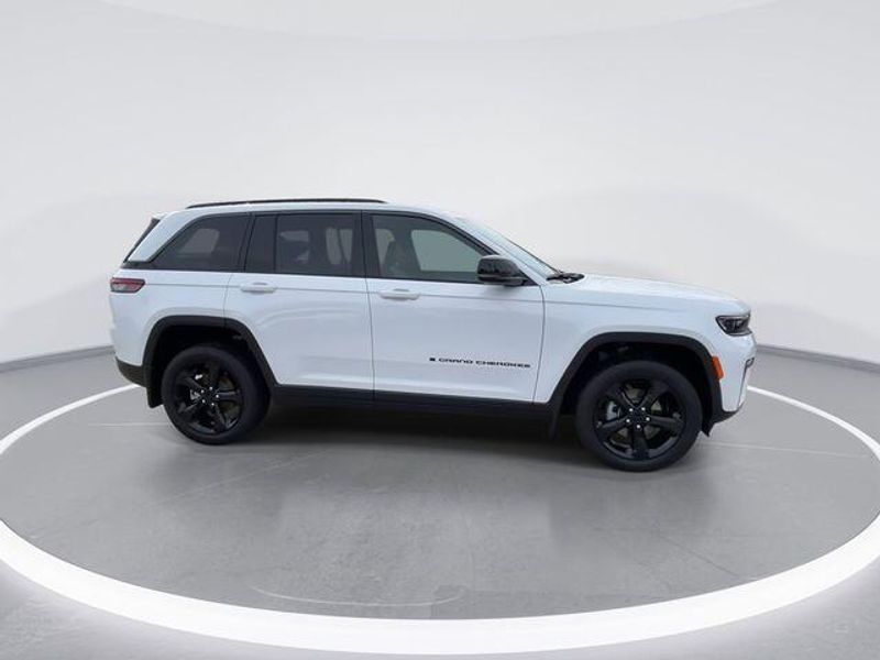 New 2026 Jeep Grand Cherokee Limited 4x2Image 9