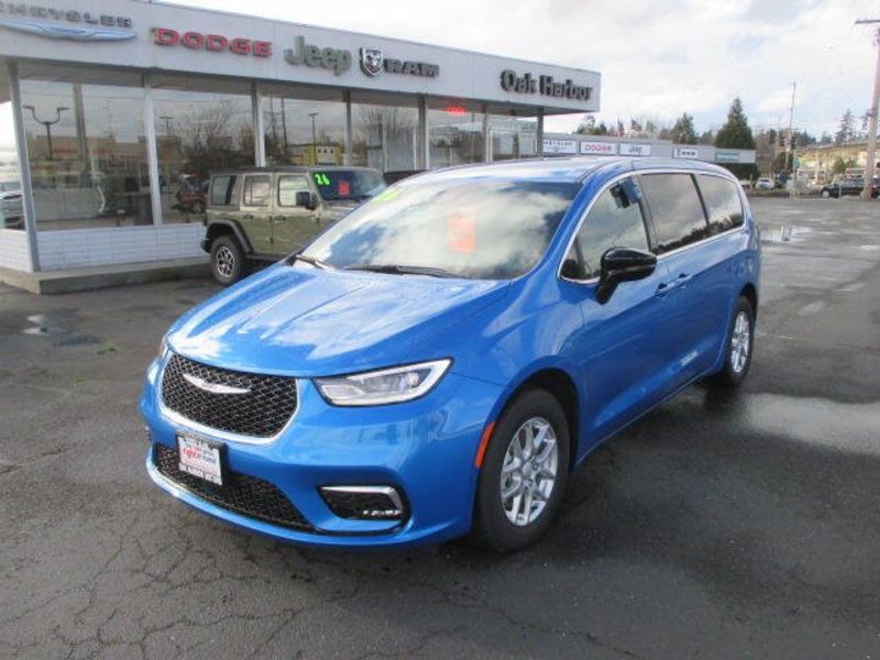 New 2026 Chrysler Pacifica SelectImage 2