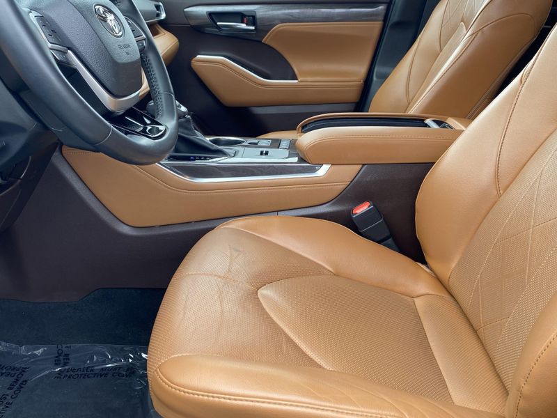 2022 Toyota Highlander PlatinumImage 18