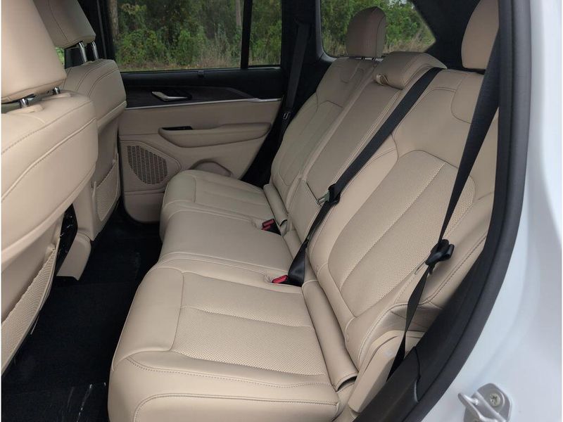 New 2025 Jeep Grand Cherokee Limited 4x2Image 29