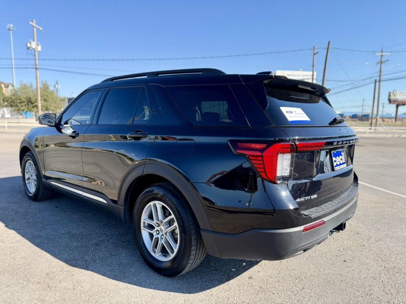 2025 Ford Explorer photo 3