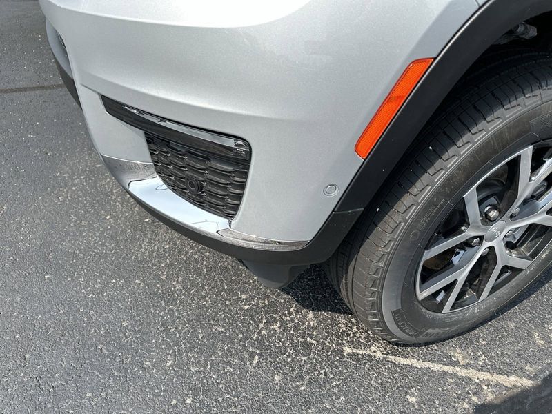 2023 Jeep Grand Cherokee L Limited 4x4Image 23