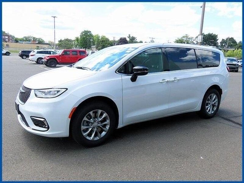 New 2025 Chrysler Pacifica SelectImage 3