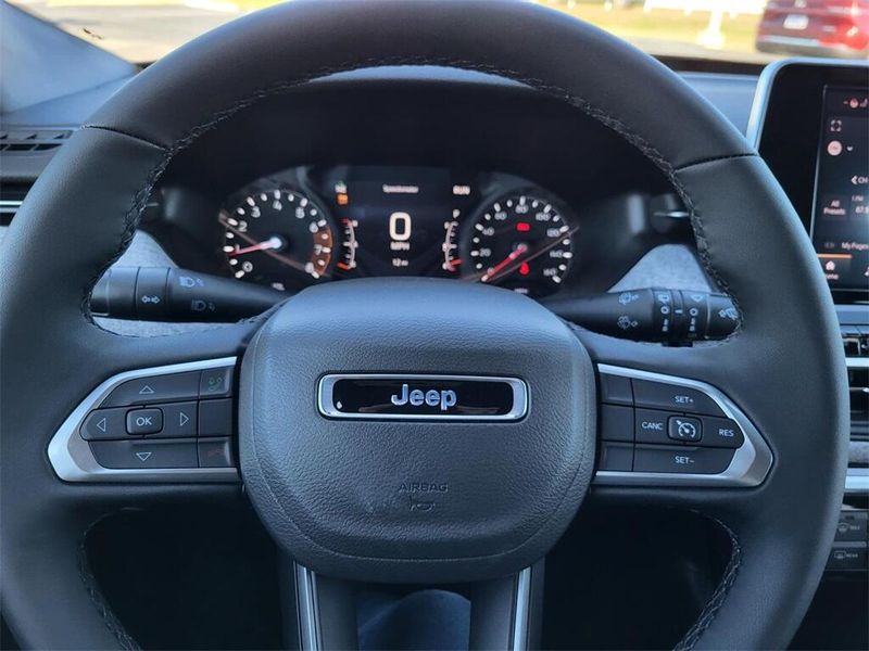 2025 Jeep Compass Latitude 4x4Image 13