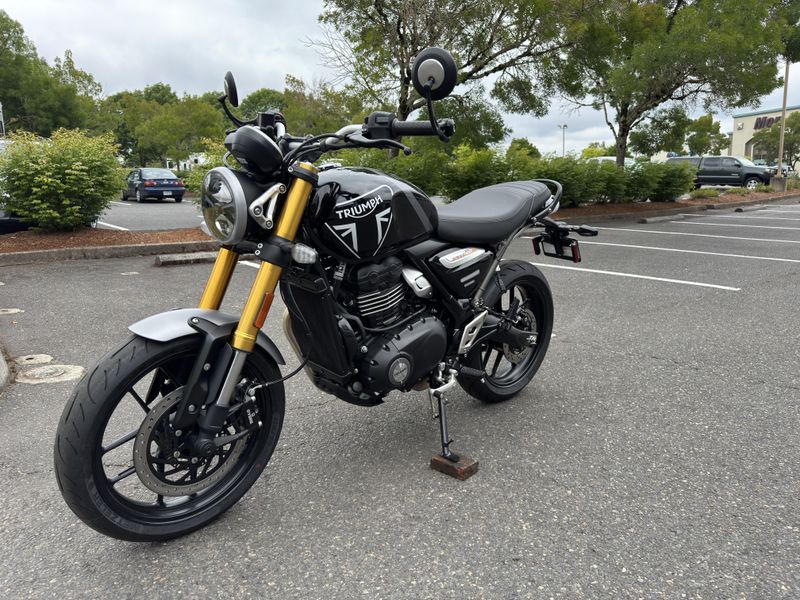 2025 Triumph SCRAMBLER 400 X - PHANTOM BLACK - SILVER ICE 