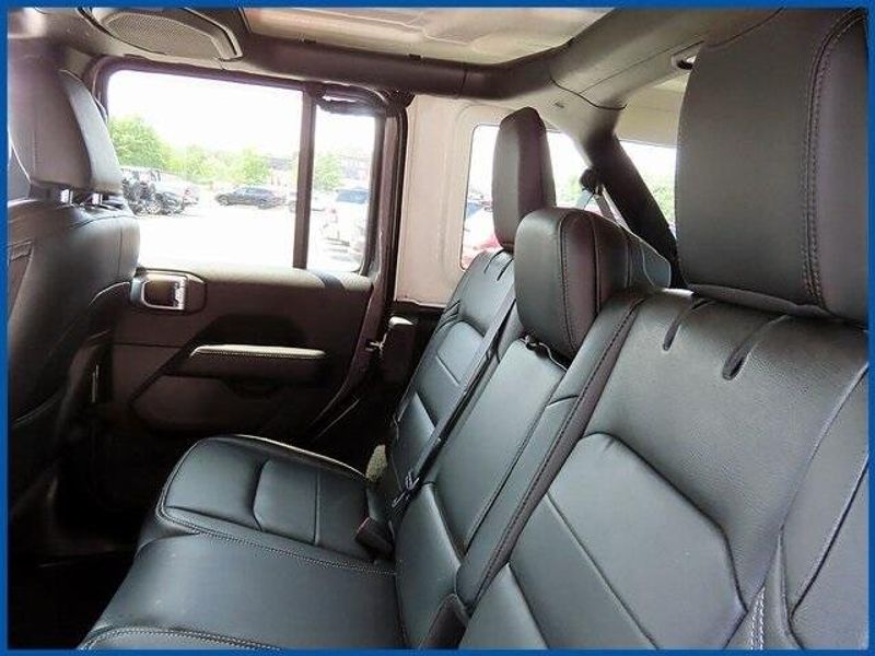 Used 2022 Jeep Wrangler Unlimited SaharaImage 10