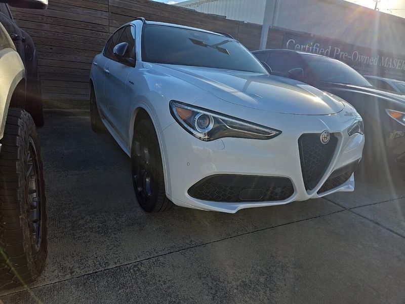 2023 Alfa Romeo Stelvio Ti photo 2