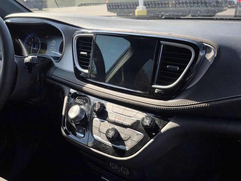 Used 2024 Chrysler Pacifica Touring