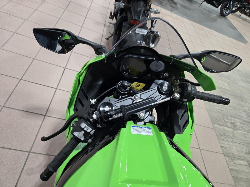 2025 Kawasaki NINJA ZX10R KRT EDITION LIME GREEN AND EBONY AND PEARL BLIZZARD WHITEImage 12