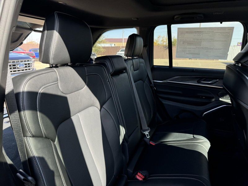 2025 Jeep Grand Cherokee OverlandImage 13