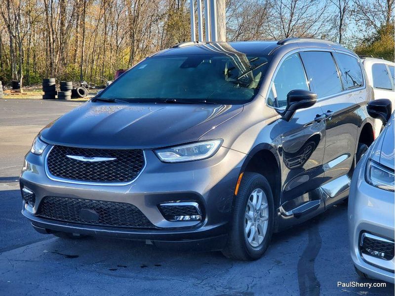 2022 Chrysler Pacifica Touring L photo 2