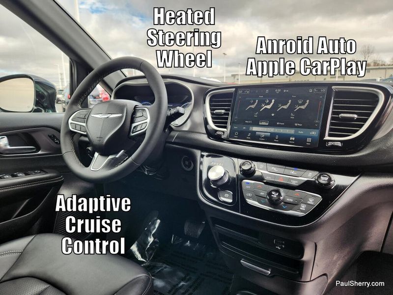 Used 2025 Chrysler Pacifica Select
