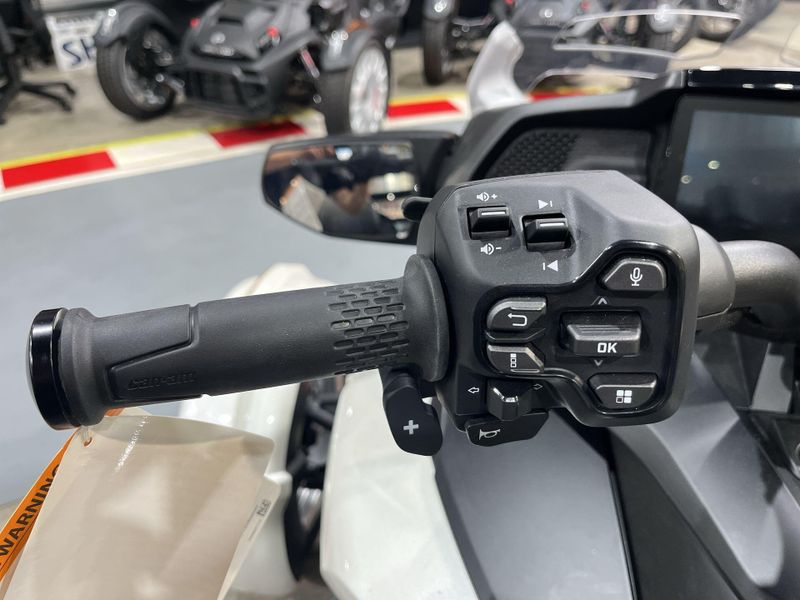 New 2026 Can-Am SPYDER F3 LIMITED (SE6) Image 21