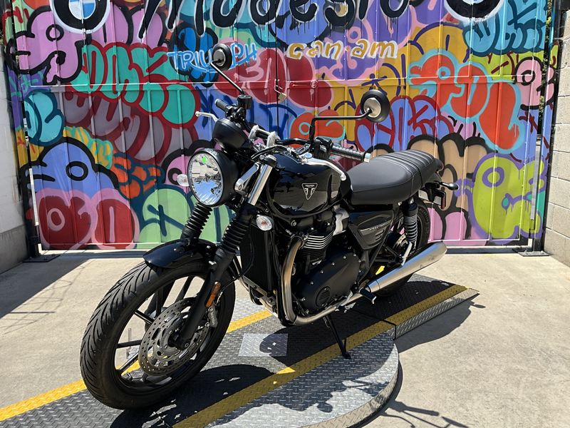 2024 Triumph SPEED TWIN 900 in a JET BLACK exterior color. BMW Motorcycles of Modesto 209-524-2955 bmwmotorcyclesofmodesto.com 