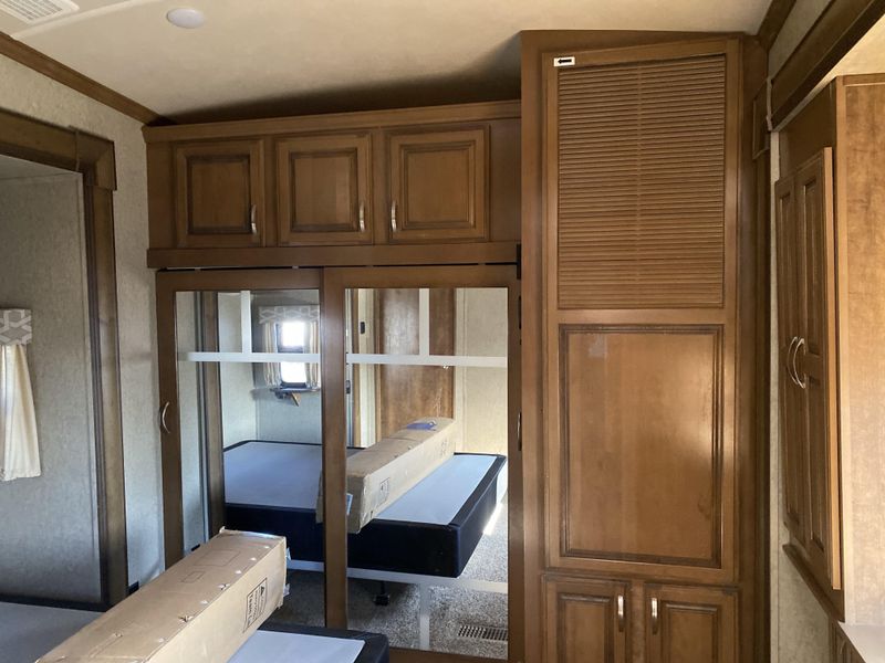 Used 2018 FOREST RIVER CEDAR CREEK 38 FLX Image 26