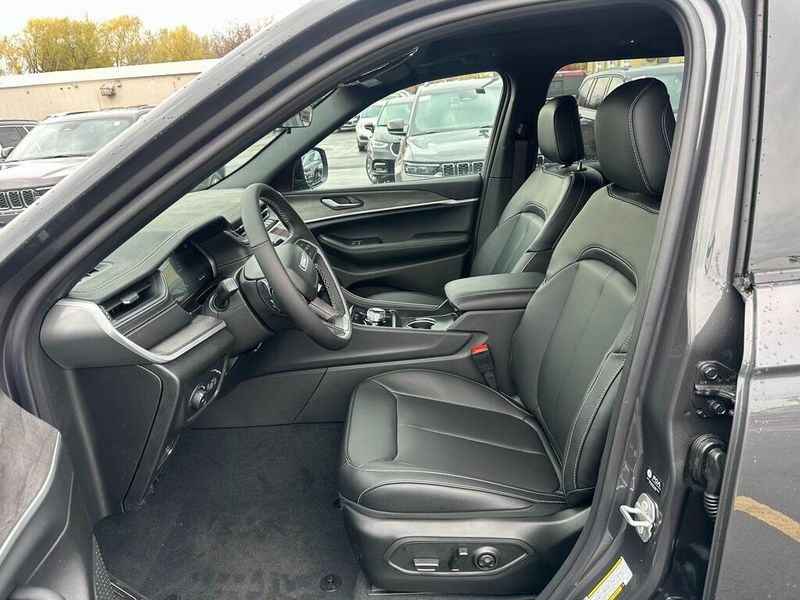 2025 Jeep Grand Cherokee Limited 4x4Image 12