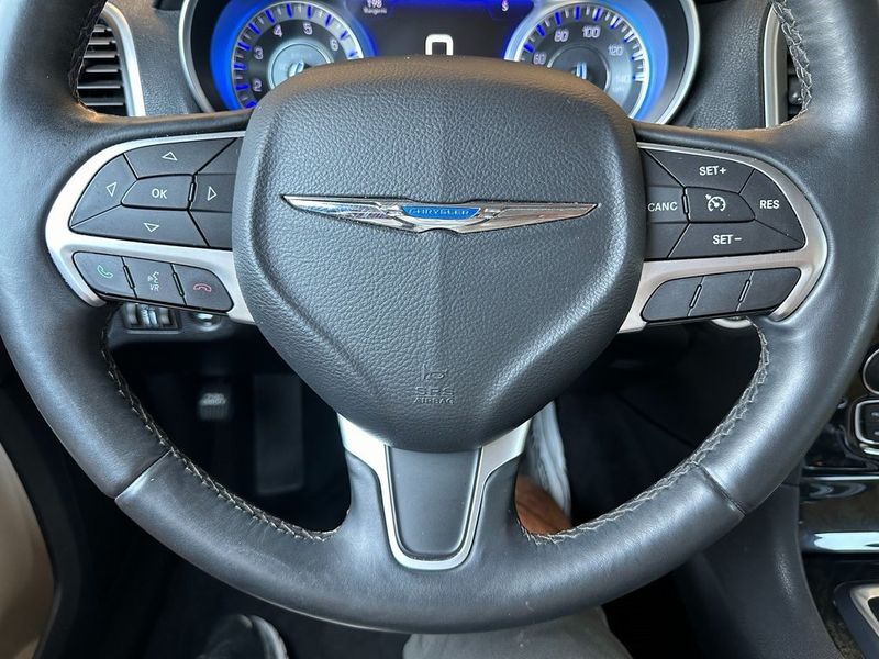 2016 Chrysler 300C BaseImage 3