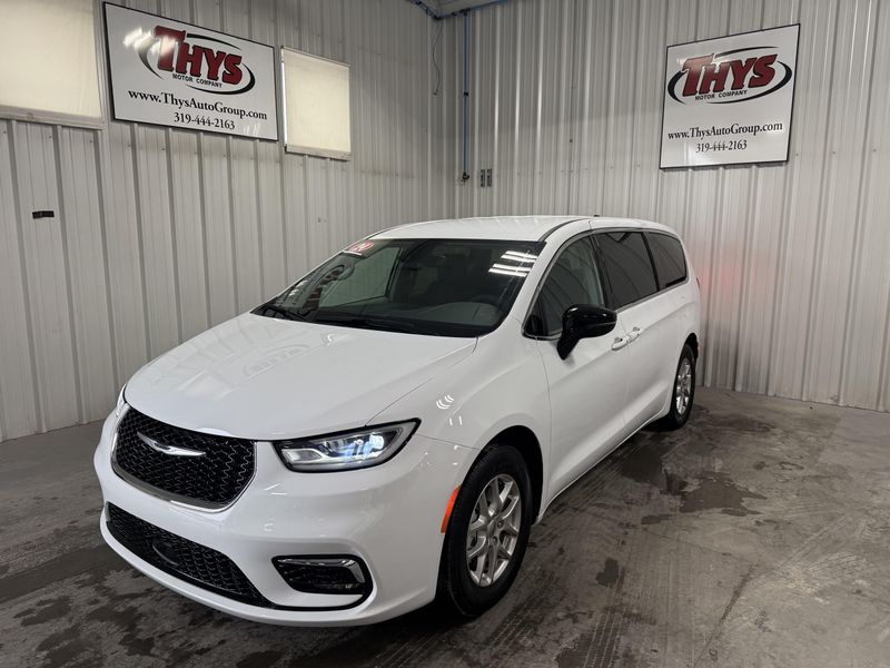 Used 2024 Chrysler Pacifica Touring LImage 16