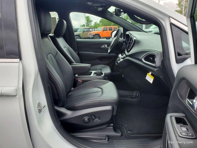 New 2025 Chrysler Pacifica SelectImage 37